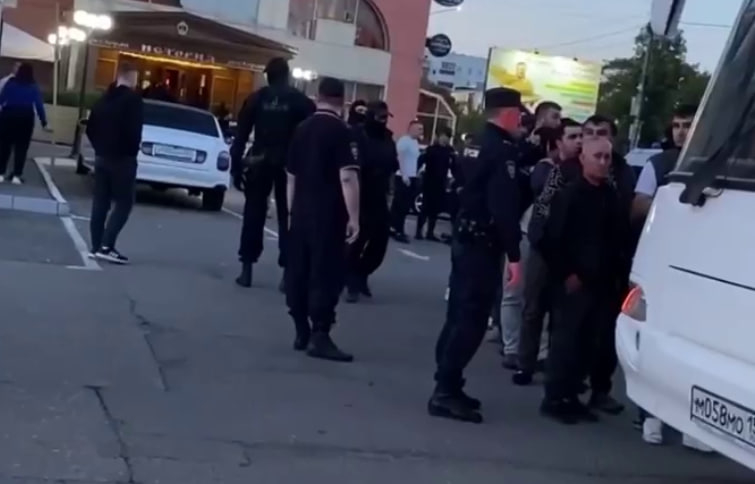 Силовики в одном из ресторанов Московской области обнаружили компанию нелегалов