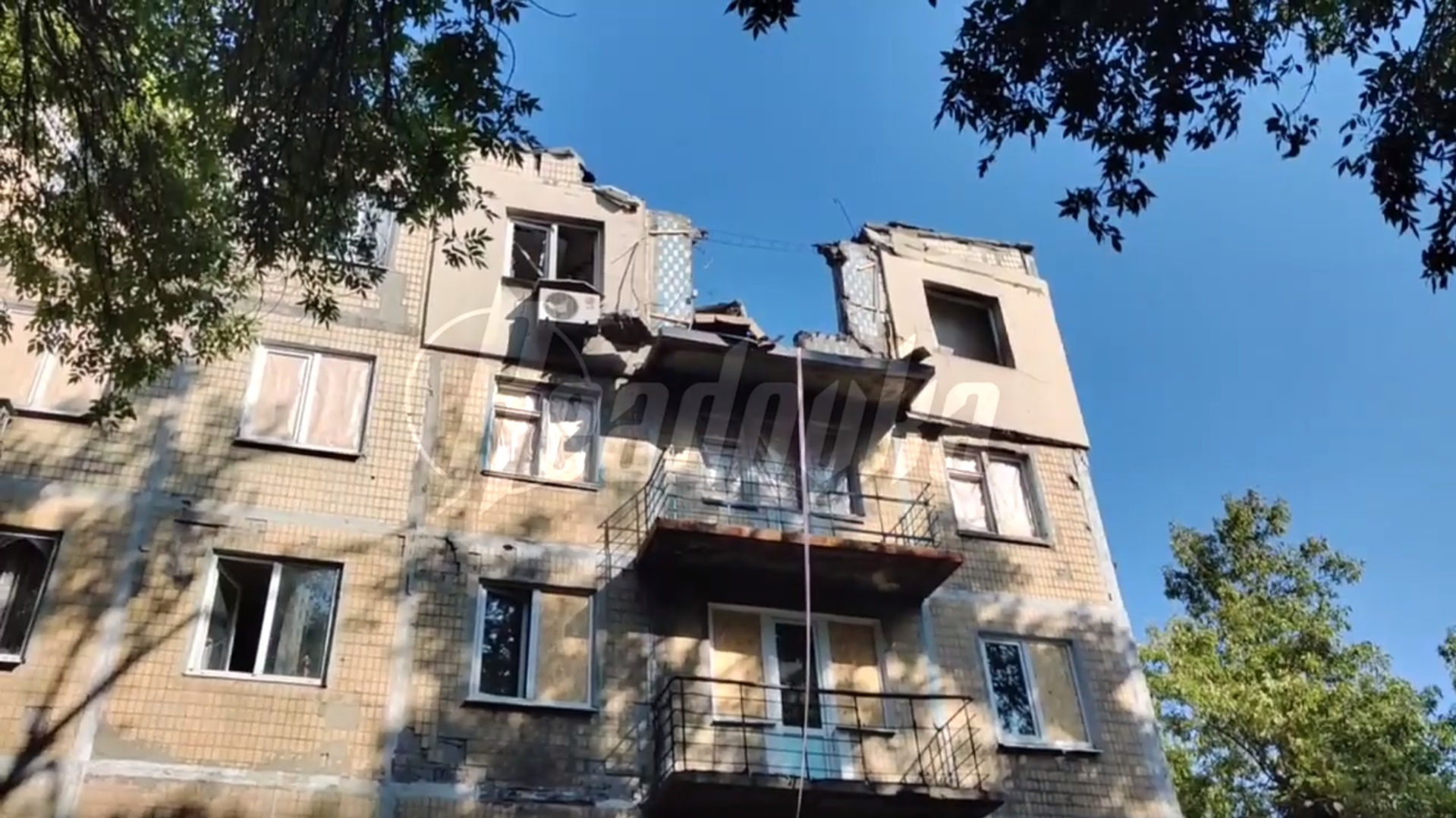В Куйбышевском районе Донецка снаряд попал в жилой дом и полностью уничтожил квартиру
