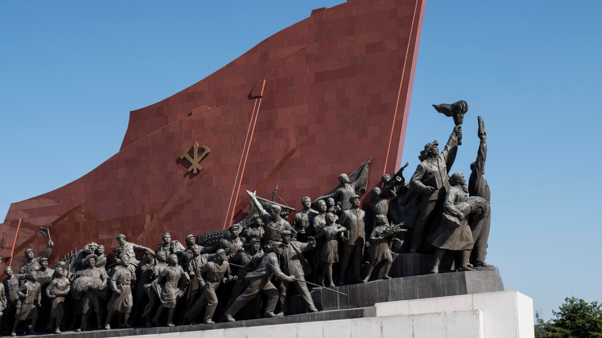 Шойгу возложил цветы к Монументу Освобождения в КНДР 