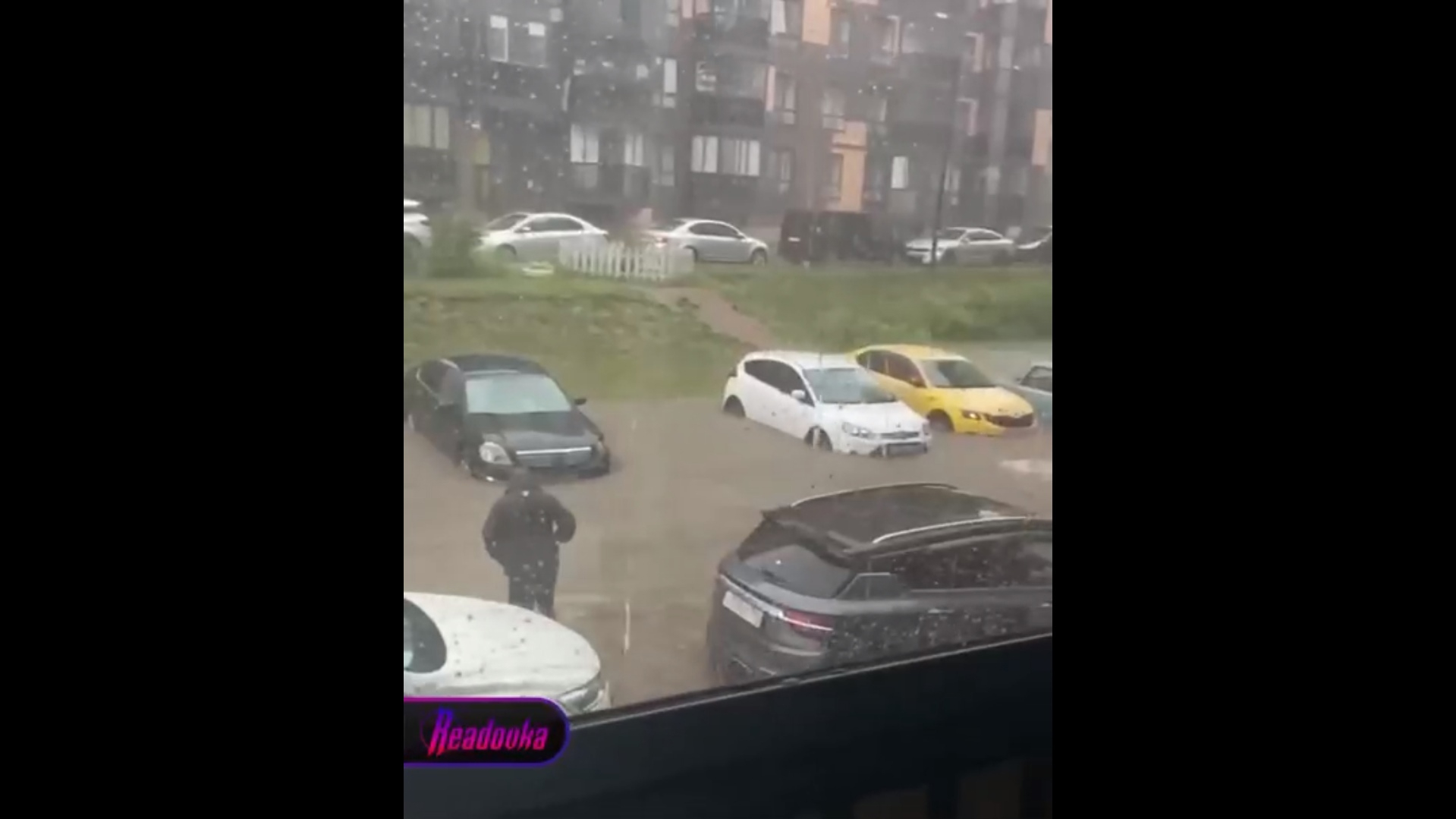 Из-за тропического ливня в Москве плывут улицы