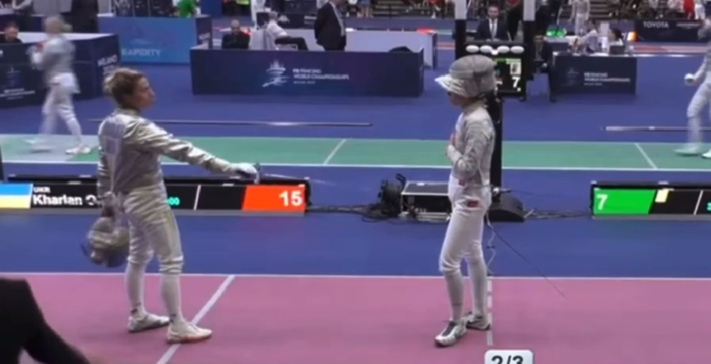 На чемпионате мира по фехтованию украинка нарушила регламент, вместо рукопожатия направив на россиянку саблю 