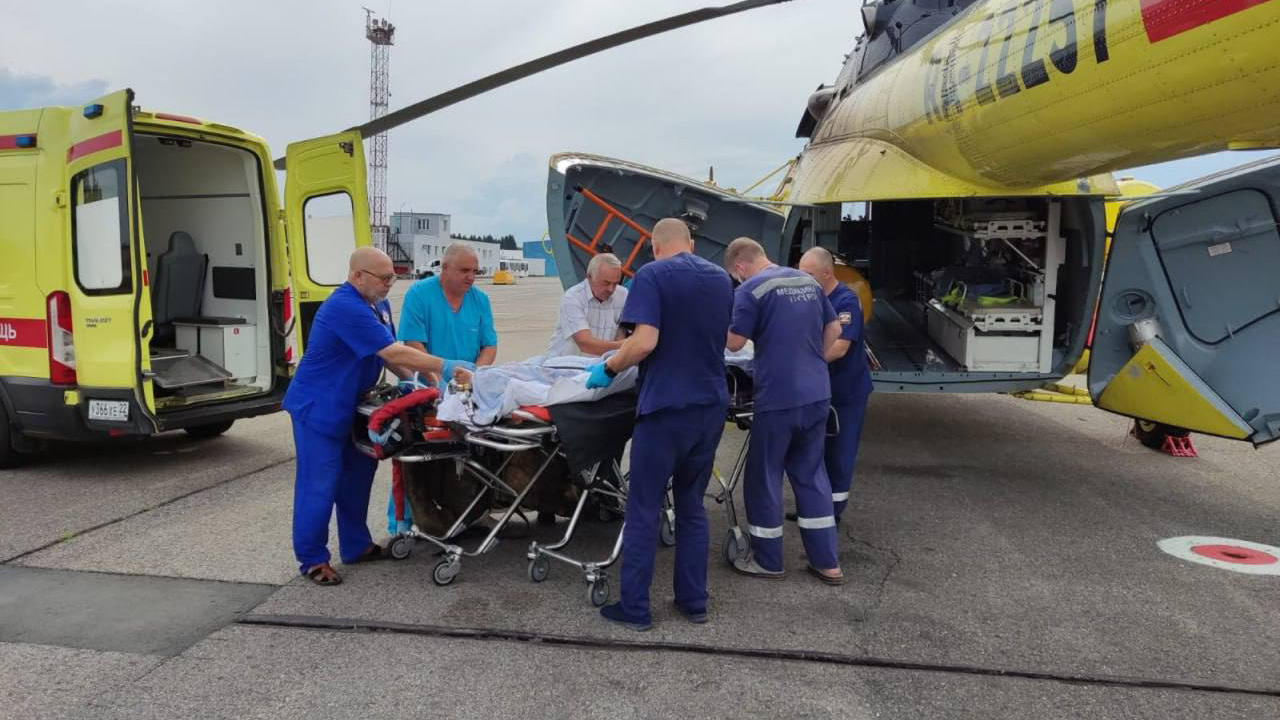 На Алтае пострадавшие при крушении вертолета были доставлены в больницу