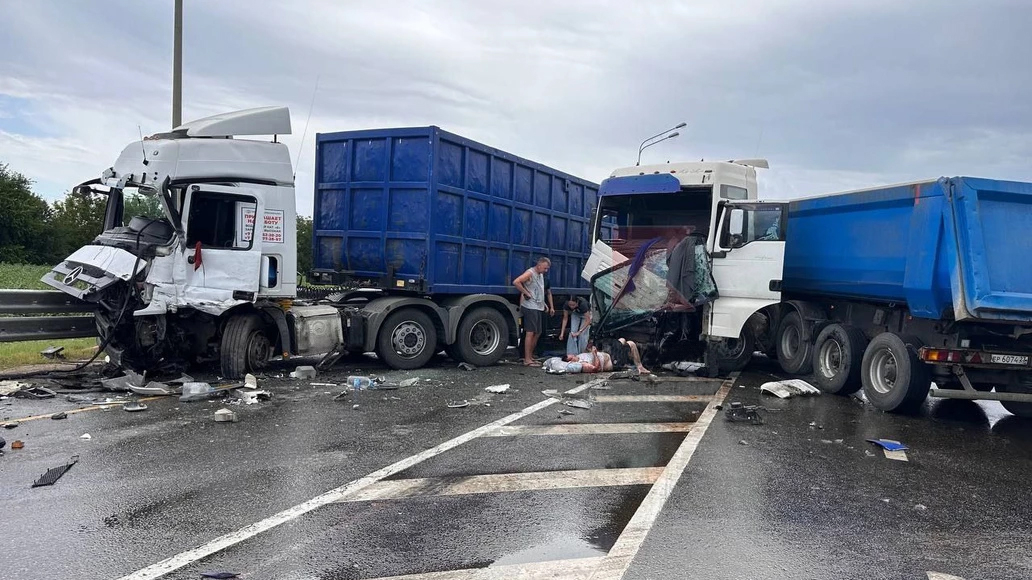 В Краснодаре на Ростовском шоссе столкнулись два большегруза