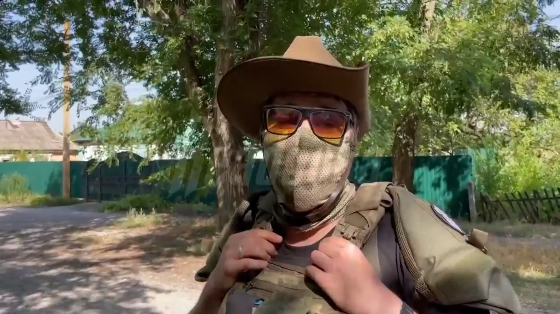 На прифронтовых территориях военный медик оказывает помощь гражданскому населению