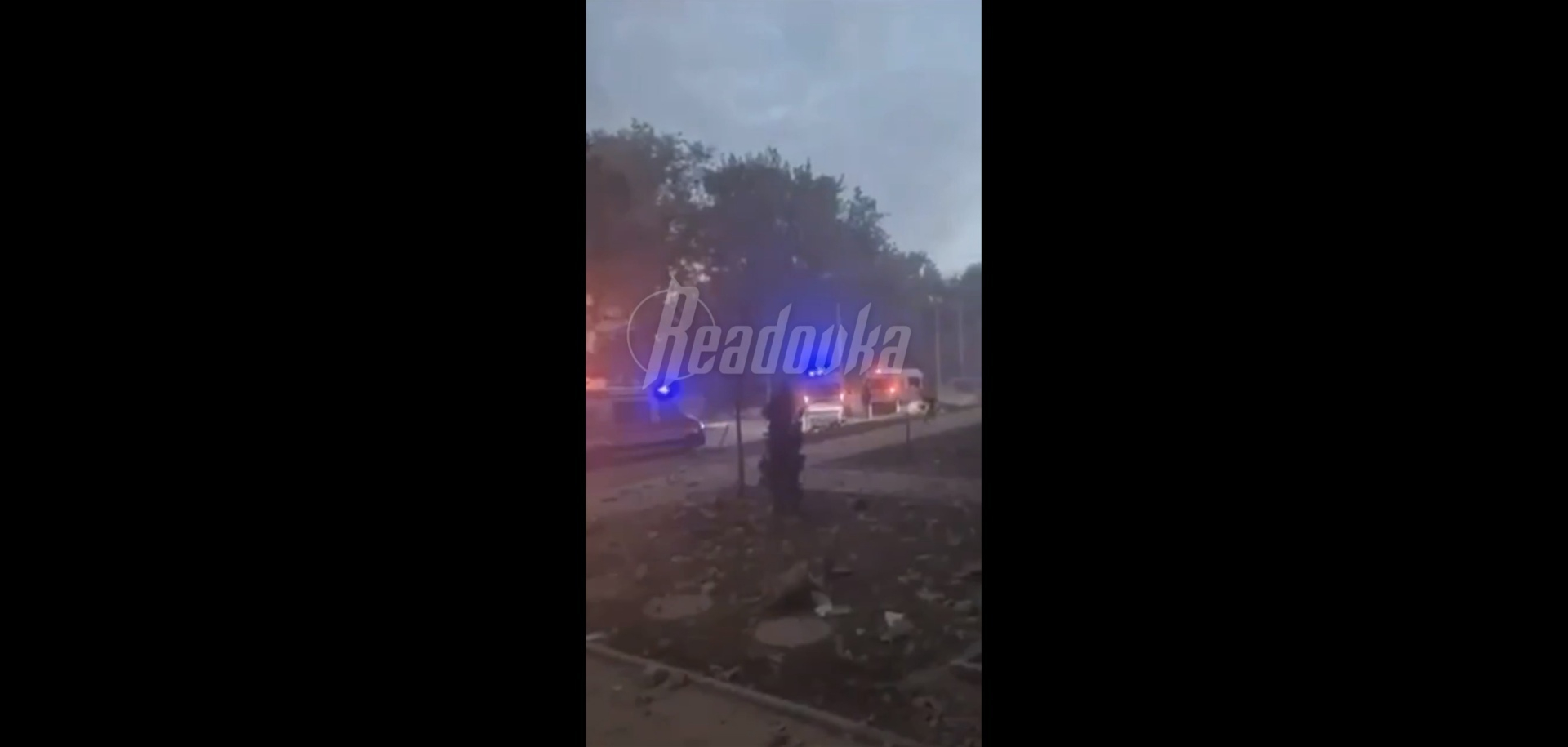 На месте полуразрушенного здания Днепропетровского СБУ стоят кареты скорой помощи
