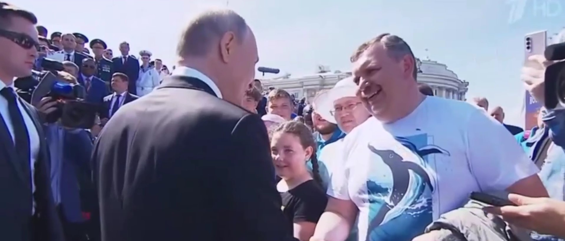 Владимир Путин встретился в Петербурге с семьей, в которой 10 детей