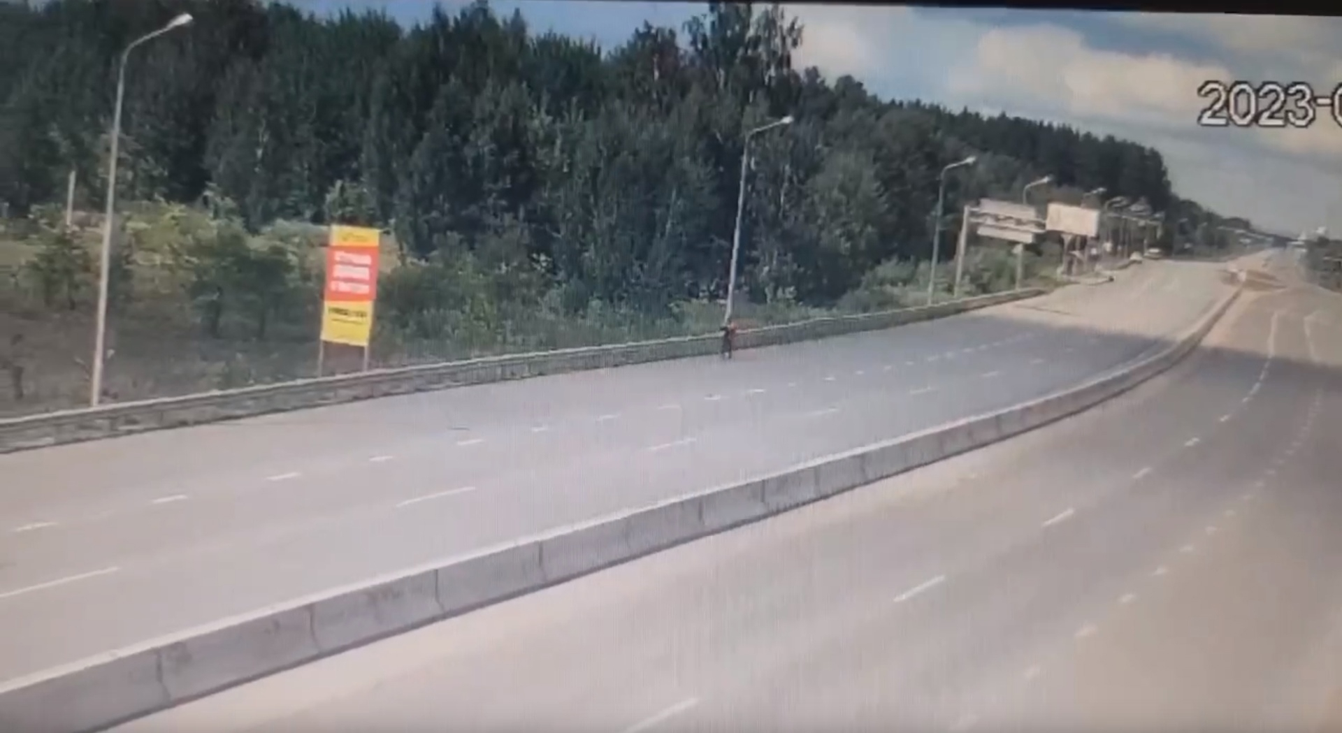 В Уфе перекрыли дорогу из-за подозрительного мужчины, предположительно, в руках которого была граната