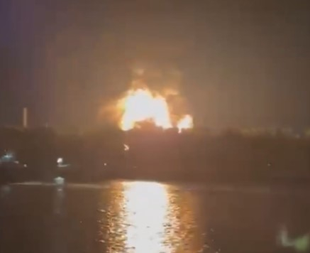 Яркие кадры полыхающего нефтехранилища в Измаиле со стороны Румынии