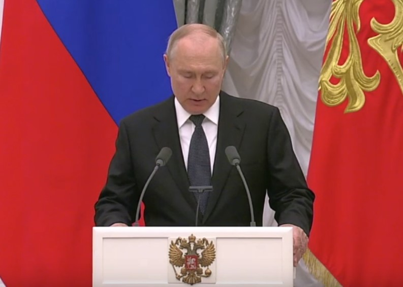 Владимир Путин наградил званиями героев России участников СВО