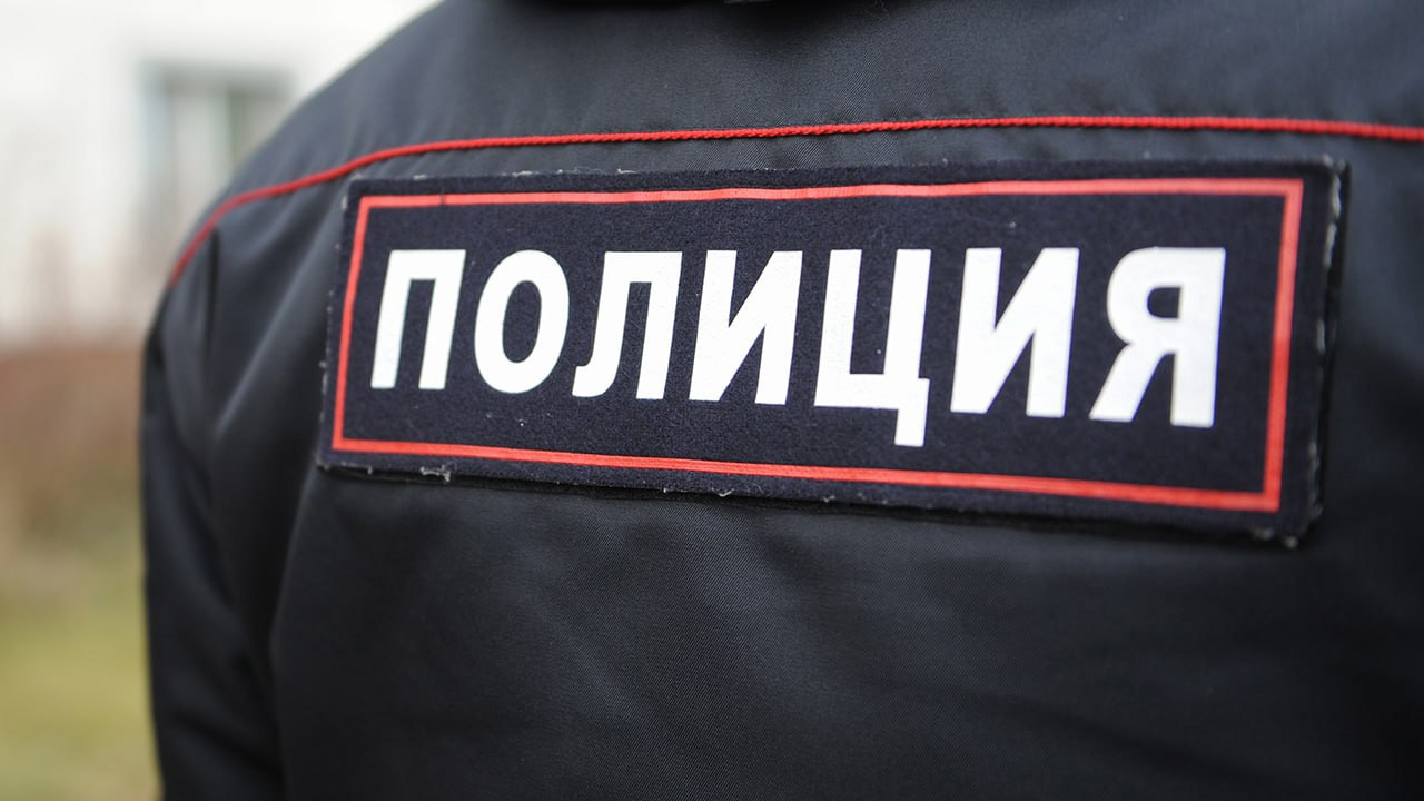 Горящее тело нагой девушки нашли у многоэтажного жилого дома в Санкт-Петербурге