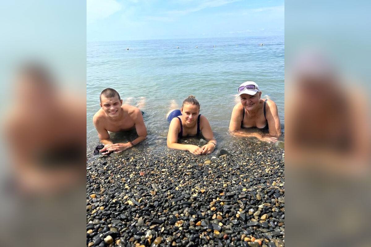 Маргарита Суханкина поделилась снимком с приемными детьми на море