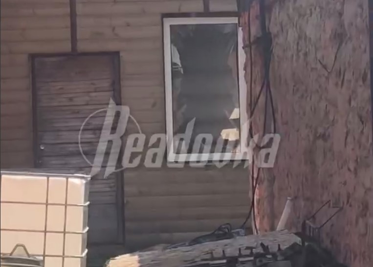 Спецслужбы ликвидируют последствия падения обломков беспилотника в Подольске