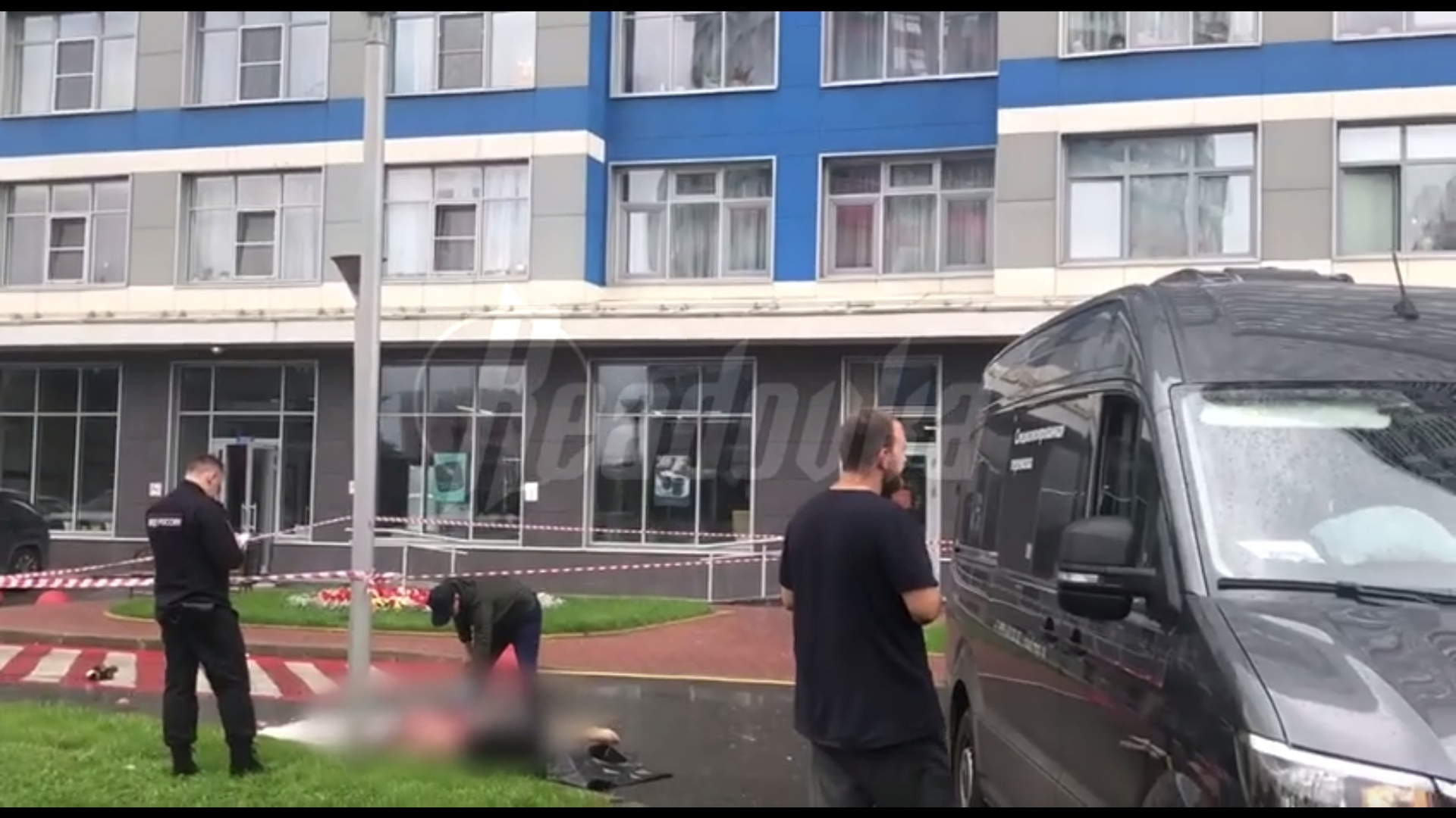 На Проспекте Мира под окнами элитного дома нашли тело голого мужчины