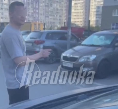 В Мурино борьба мужчин за тротуар закончилась стрельбой
