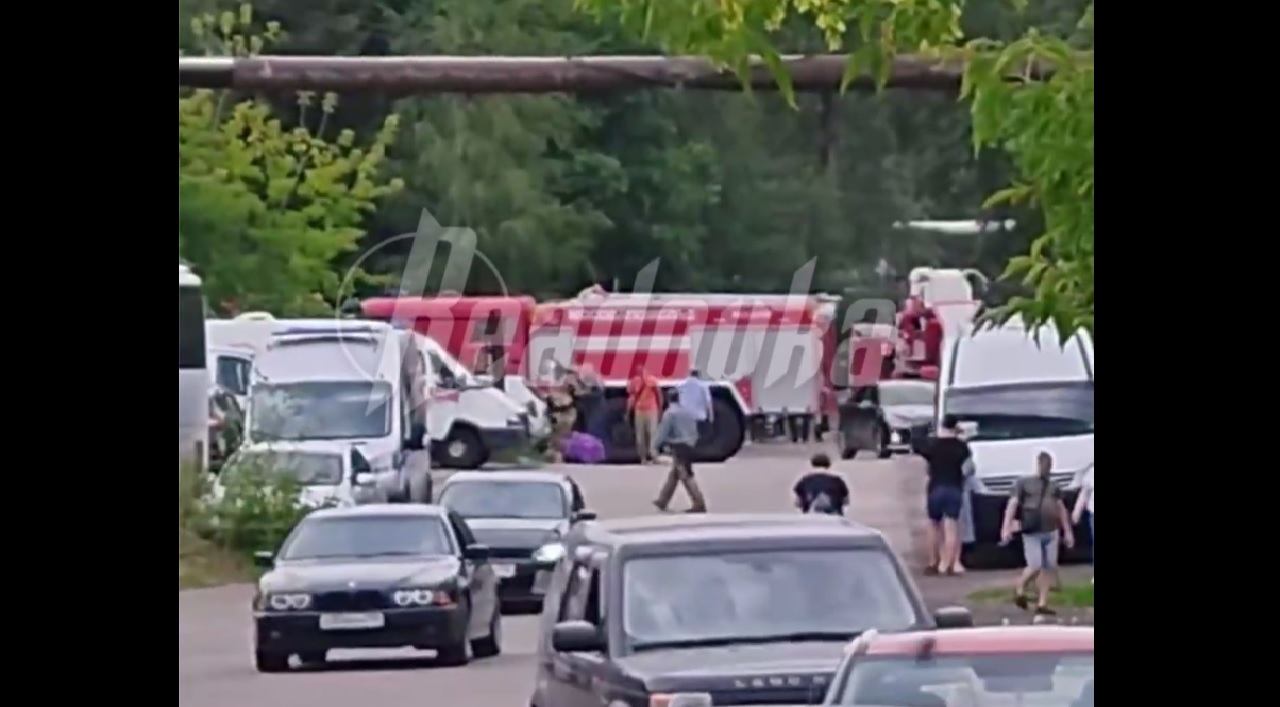 К месту взрыва в Сергиевом Посаде съезжаются пожарные машины и скорые