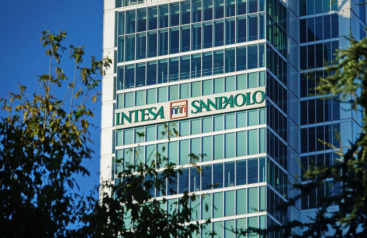 Intesa Sanpaolo планирует вскоре закрыть сделку по продаже своих активов в России, сообщили в Reuters