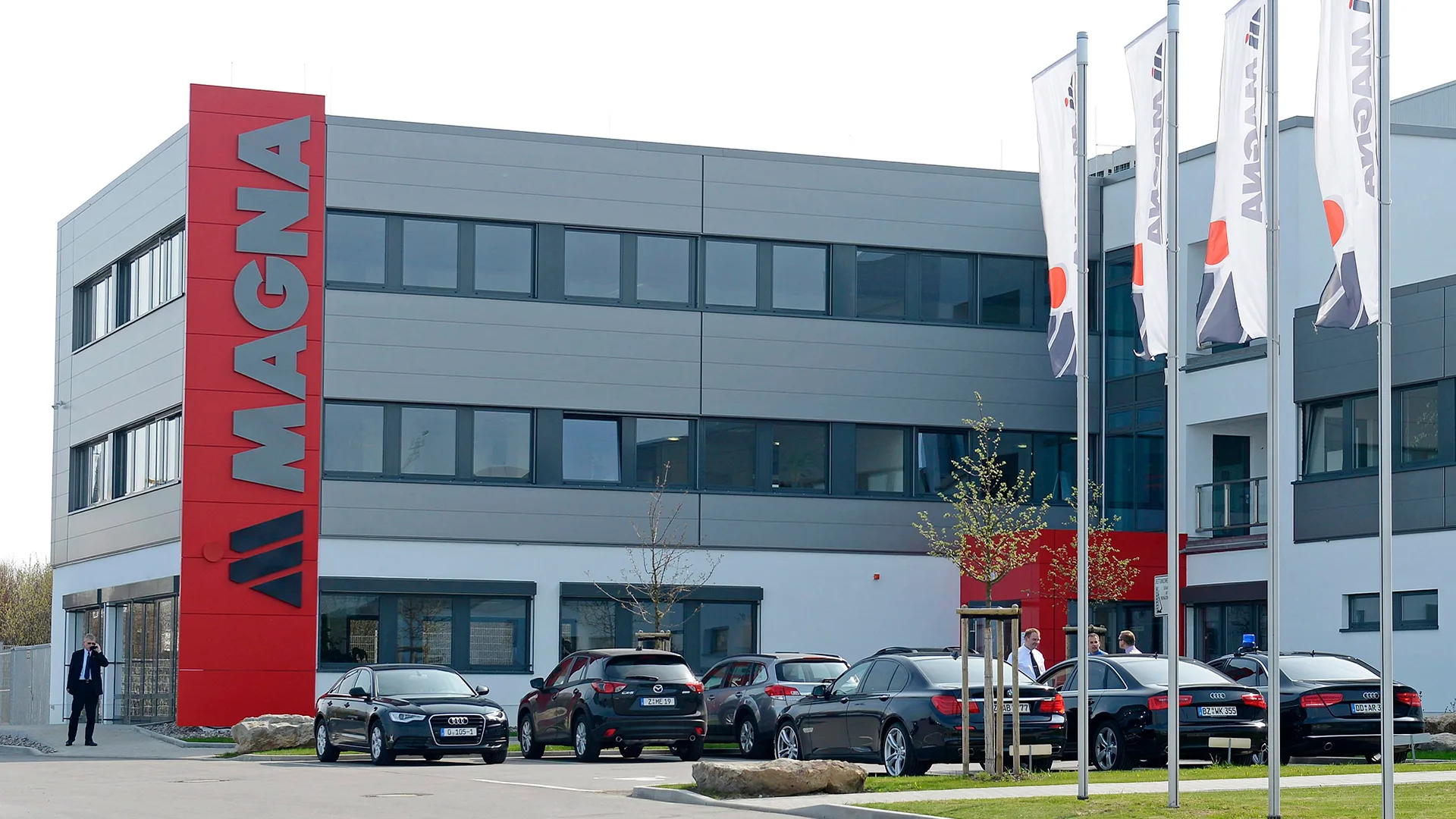 Компания «Е-мобиль» купила бизнес Magna в России