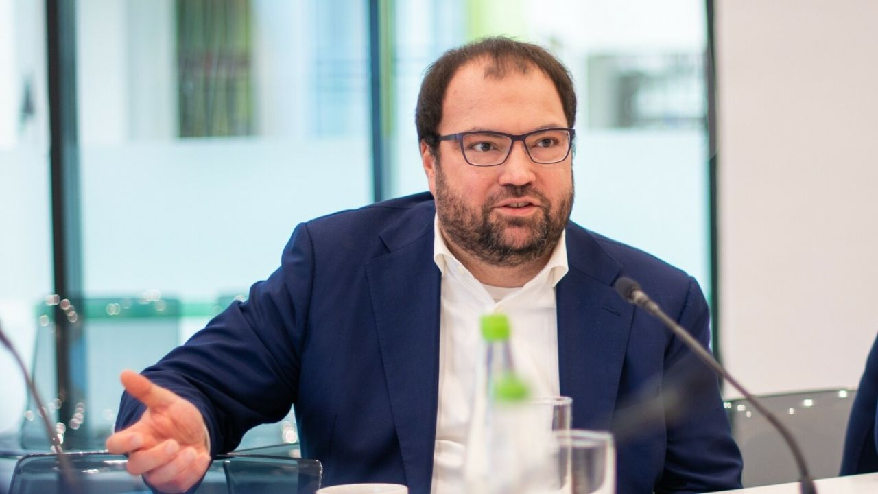 Повышение тарифов у операторов связи должно быть обосновано инвестициями, заявил Максут Шадаев