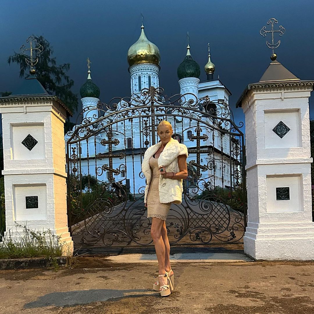 Анастасия Волочкова пришла в храм в мини-платье