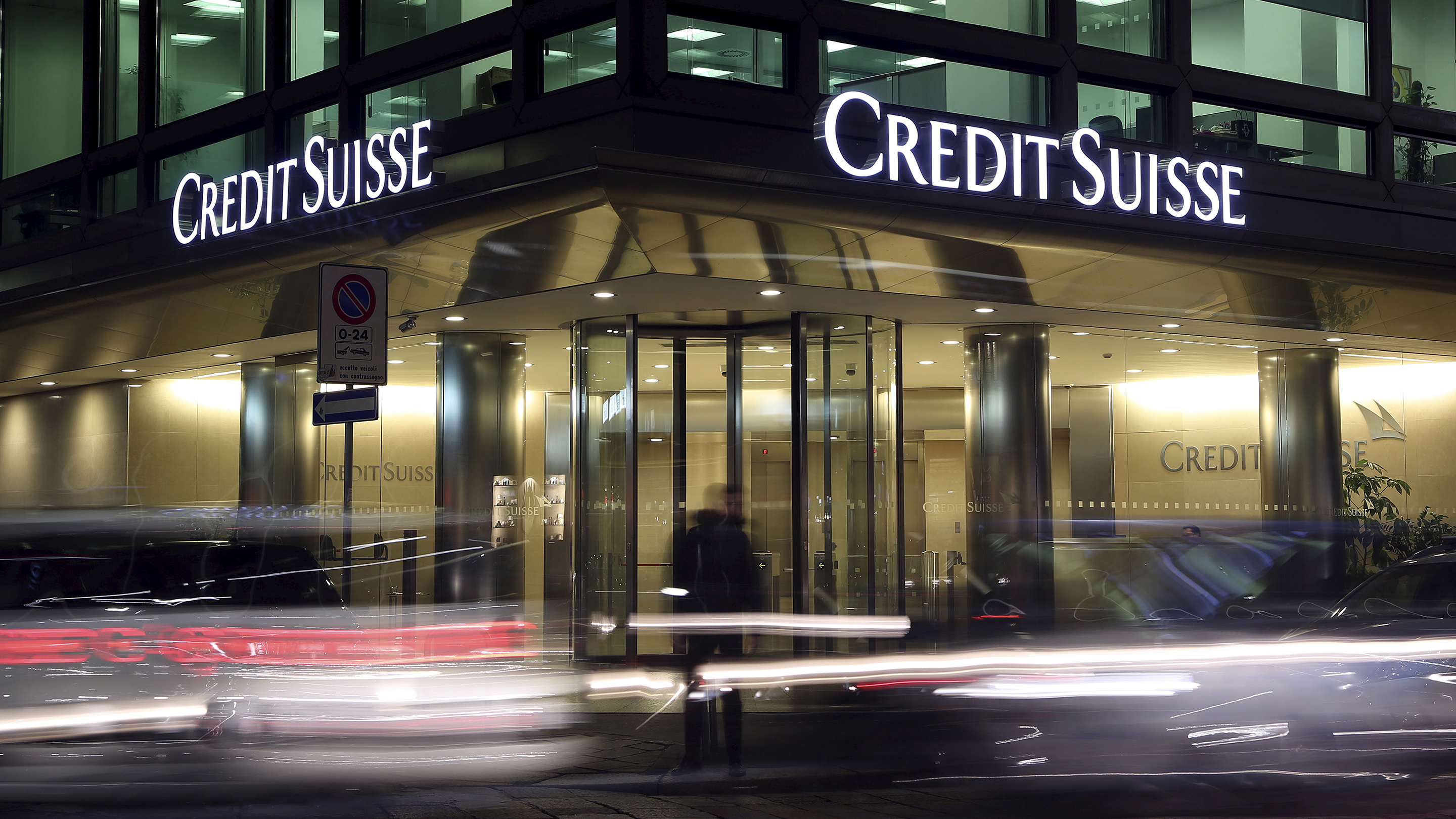 Credit Suisse и UBS запрещено распоряжаться акциями российских «дочек»