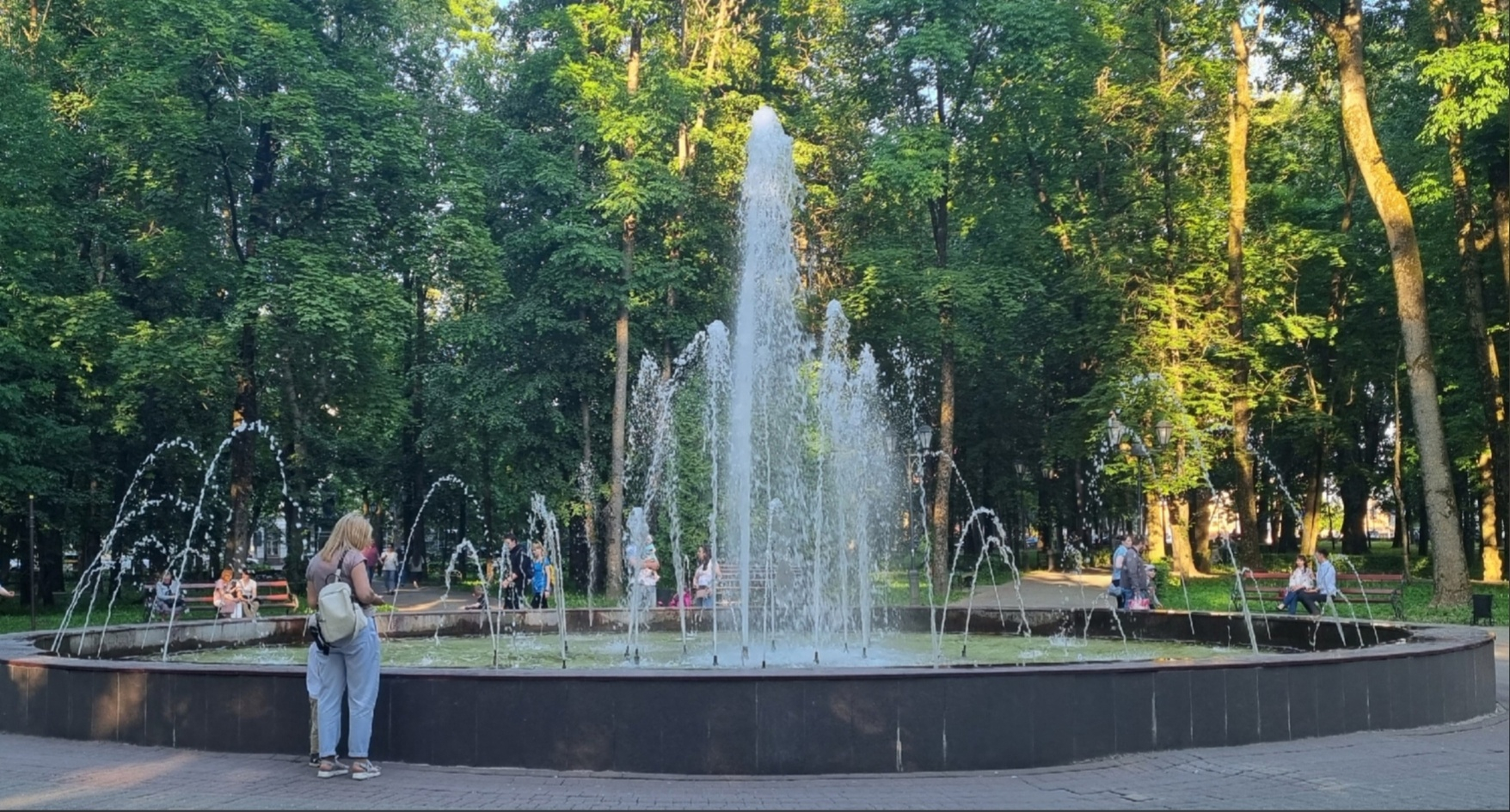В Екатеринбурге велосипедист решил отдохнуть в фонтане, а затем в нем утонул