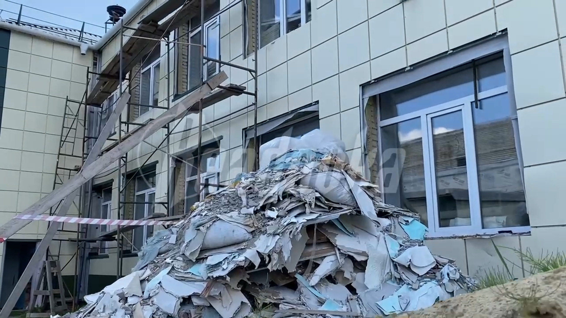 Школа после ремонта буквально «сыпется» на глазах