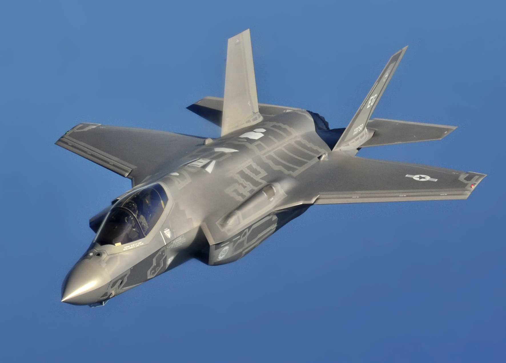 Американский истребитель F-35 опасно сблизился с самолетом Су-35 ВКС России в небе над Сирией
