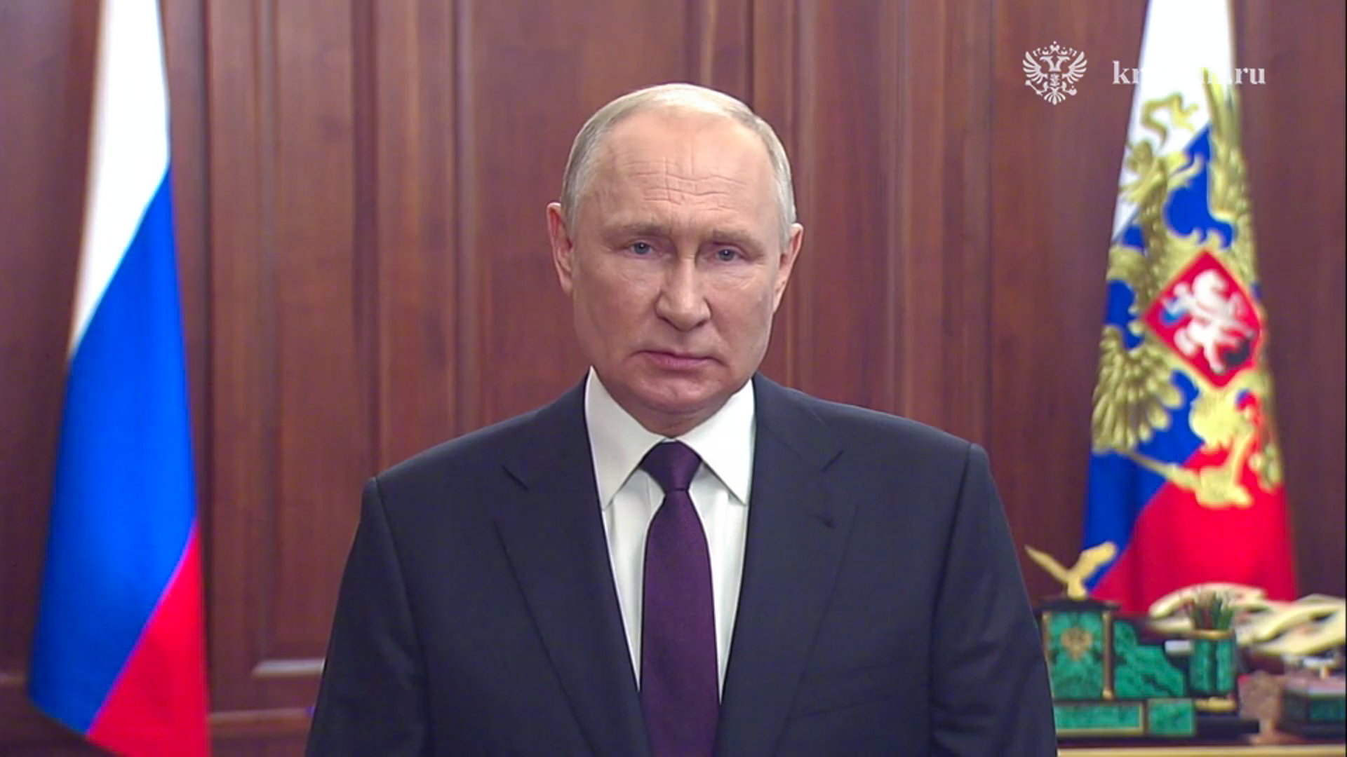 Владимир Путин поздравил соотечественников с Днем государственного флага России