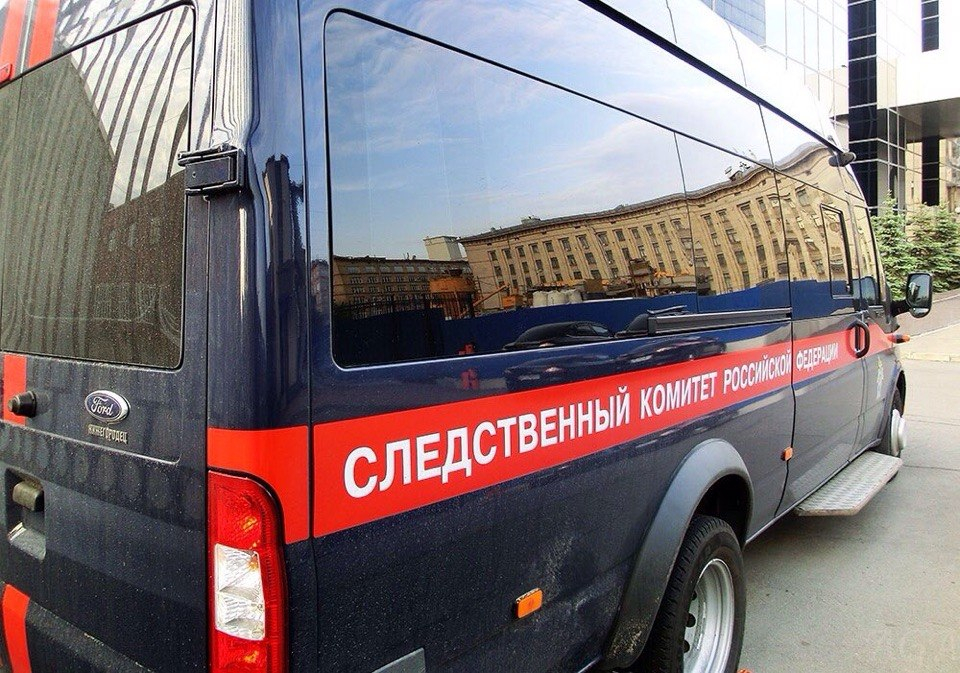 Трех маленьких девочек нашли в квартире с мертвыми родителями в Свердловской области