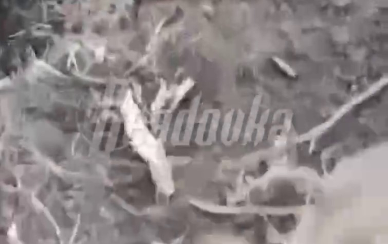 Камера одного из боевиков засняла момент подрыва украинского пехотинца на мине