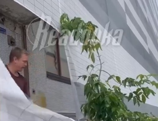 В Одинцово «ПИК» замуровал в пятиэтажном доме «неудобного» жильца строительным брезентом