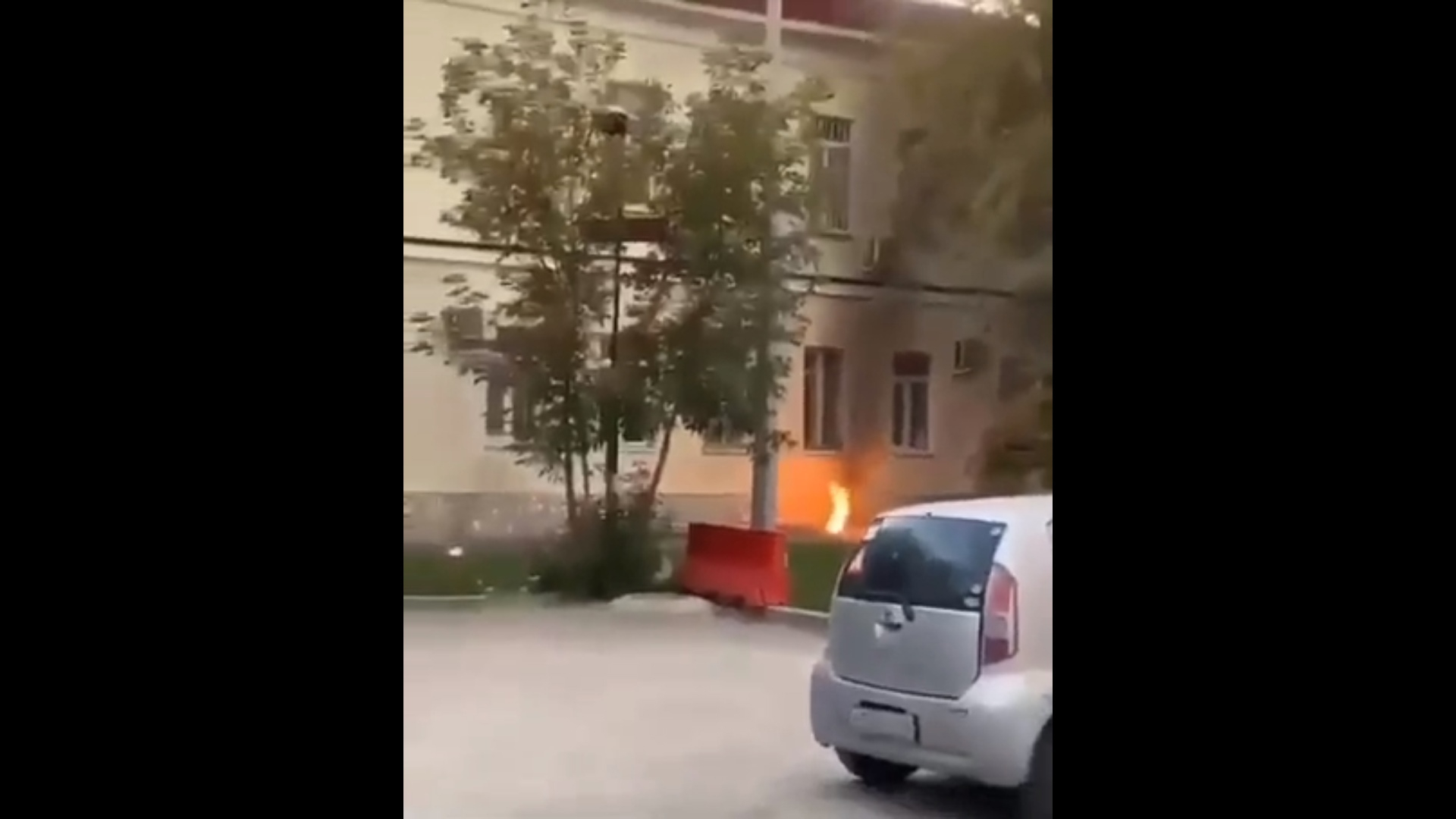 В сети появились кадры с попыткой поджога военкомата в Екатеринбурге