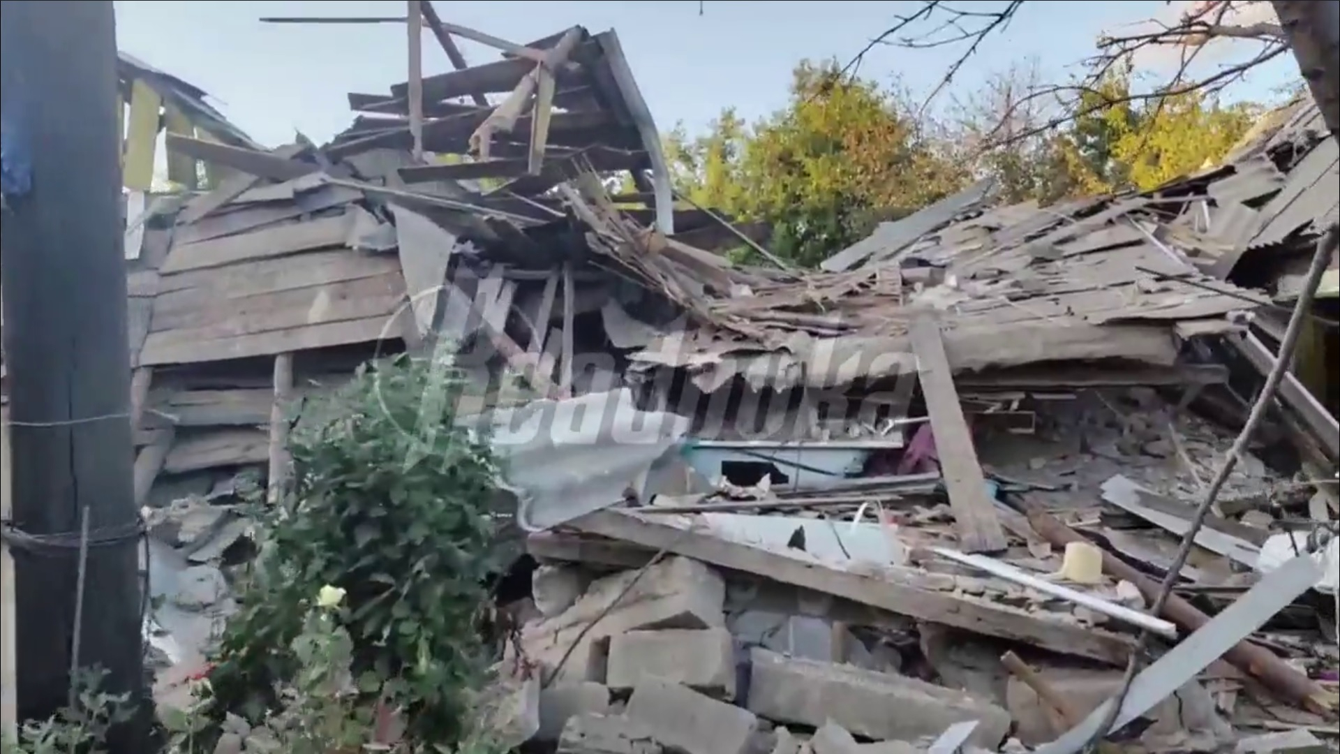 Жительницу Донецка завалило обломками собственного дома после обстрела ВСУ