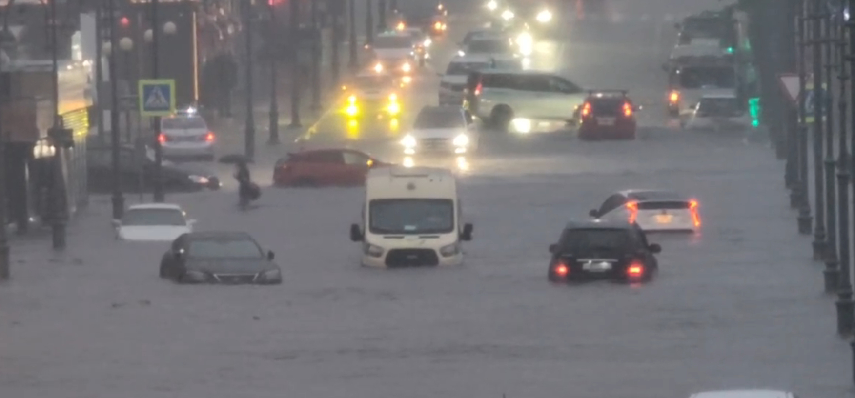 Во Владивостоке мужчину на переходе сбил с ног поток воды
