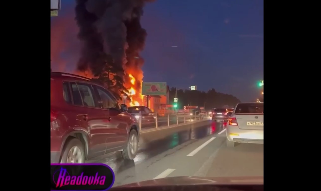 В Нахабино горит строительный рынок