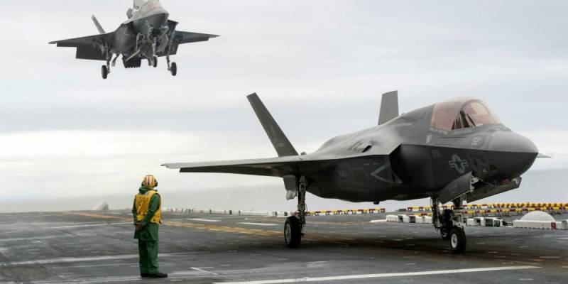 Два F-35 опасно сблизились с российским Су-35 в небе над Сирией