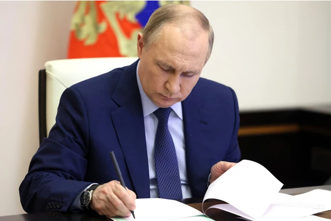 Путин присвоил почетные наименования нескольким воинским частям