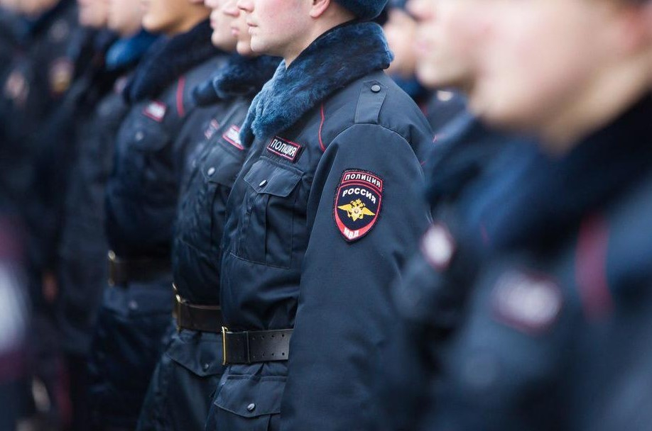 Четверо мужчин напали на участника СВО и его жену