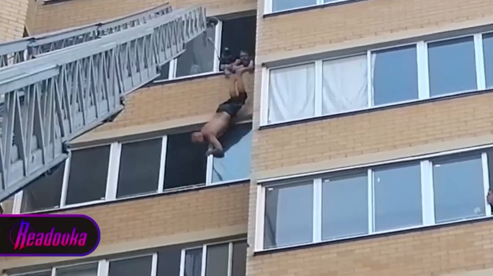 Мужчина из Читы чуть не выпал из окна во время эвакуации