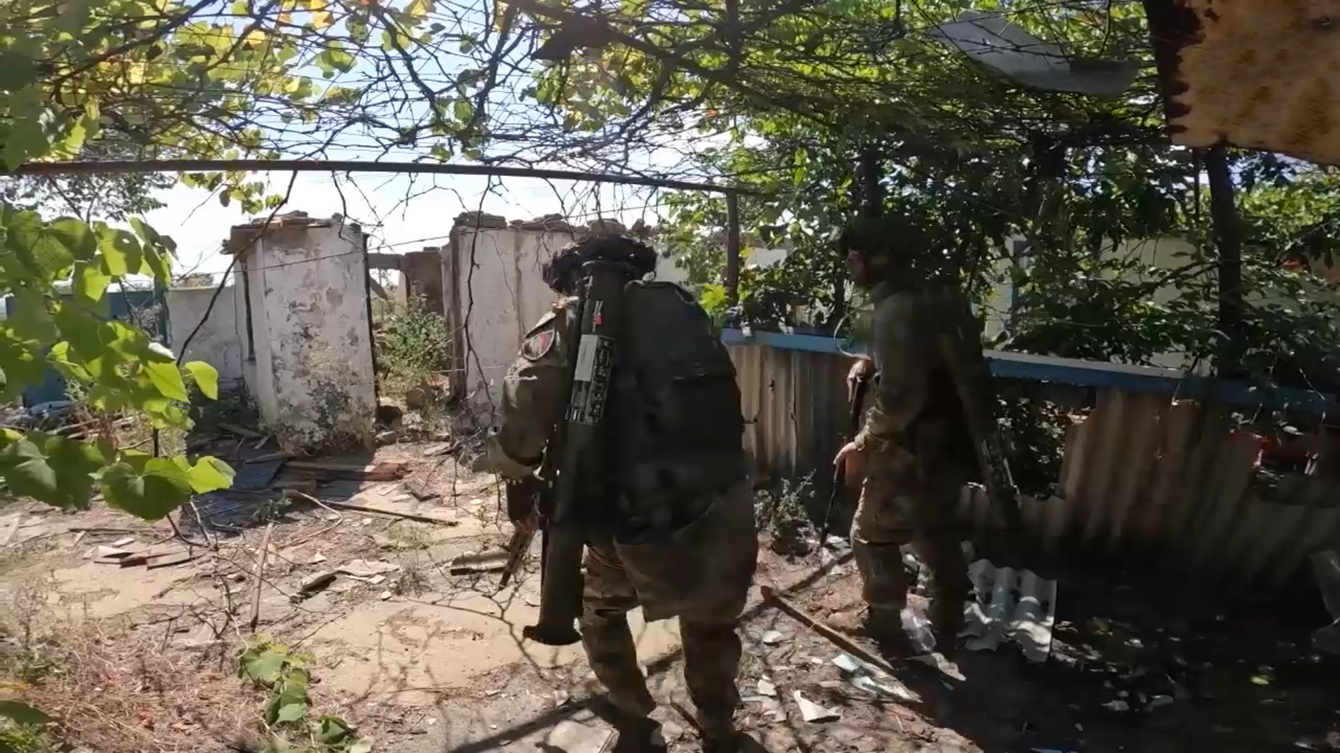 Российские солдаты поразили бронетехнику и боевиков ВСУ