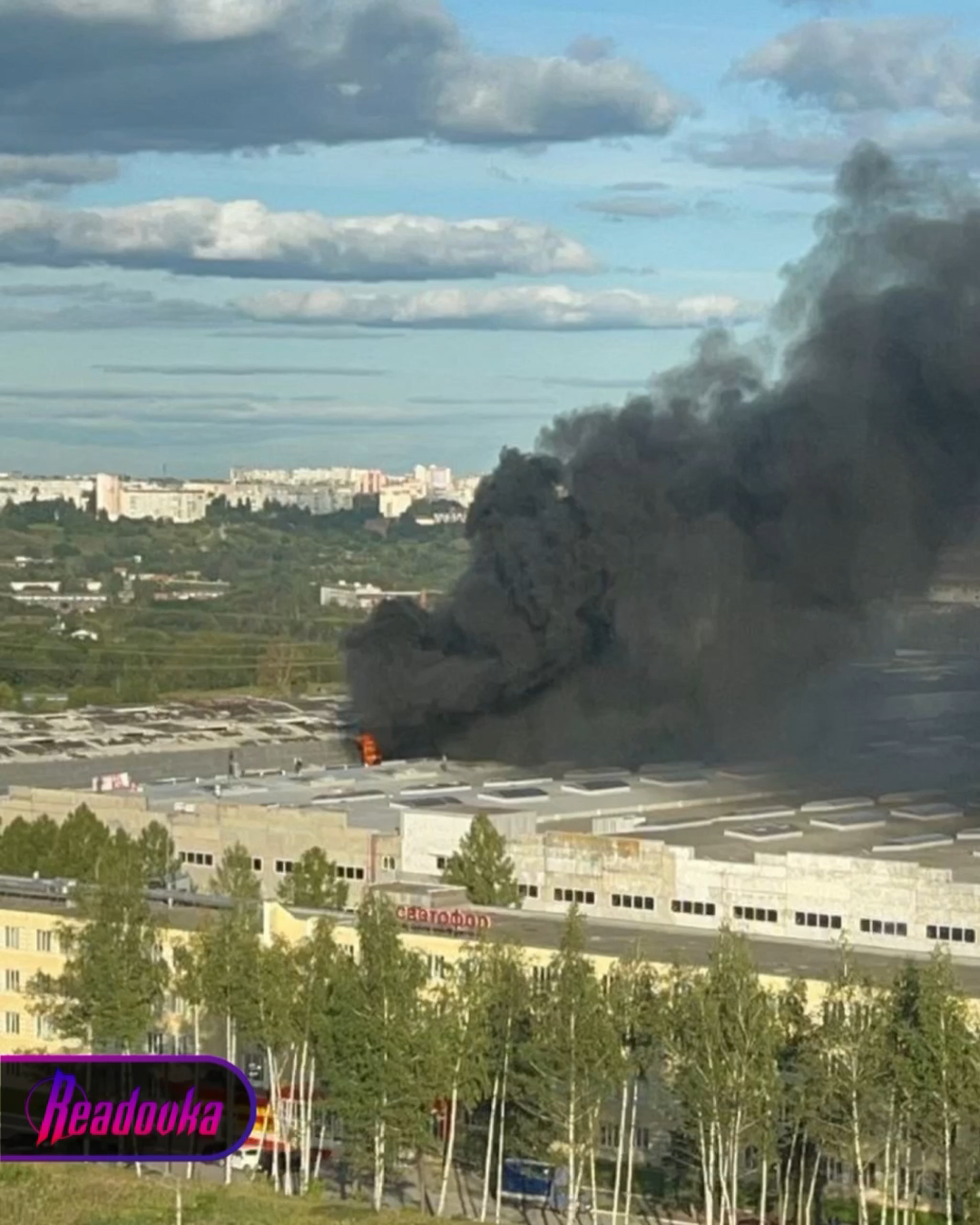 Во Владимире начался сильный пожар в районе складских помещений