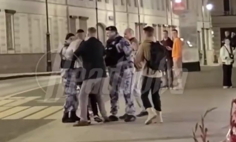 В Москве задержан мужчина, провоцирующий людей возле мемориала на Варварке
