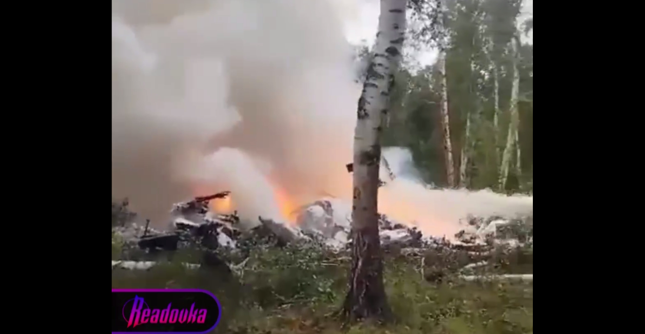 Пожарные потушили огонь на месте падения вертолета Ми-8 в Челябинской области