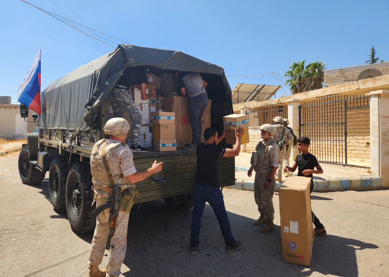 Российские военнослужащие передали персоналу сирийской больницы гуманитарную помощь