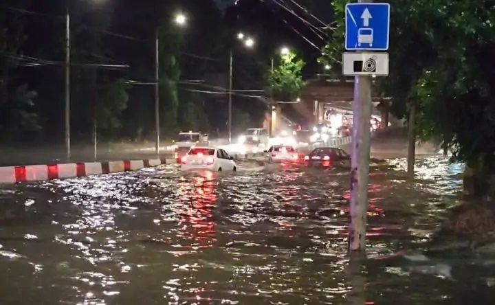 Ростов-на-Дону затопило - потоки воды образовали реки на тротуарах