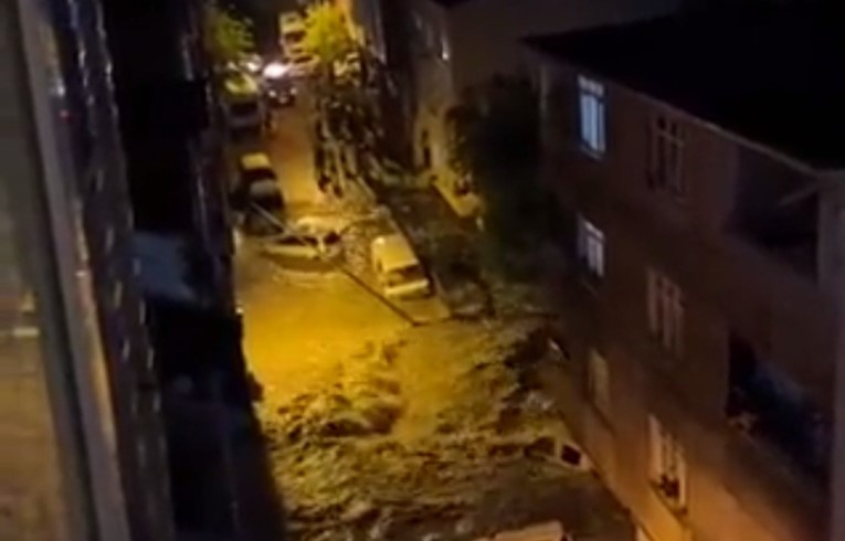 Обильные осадки обрушились на Стамбул