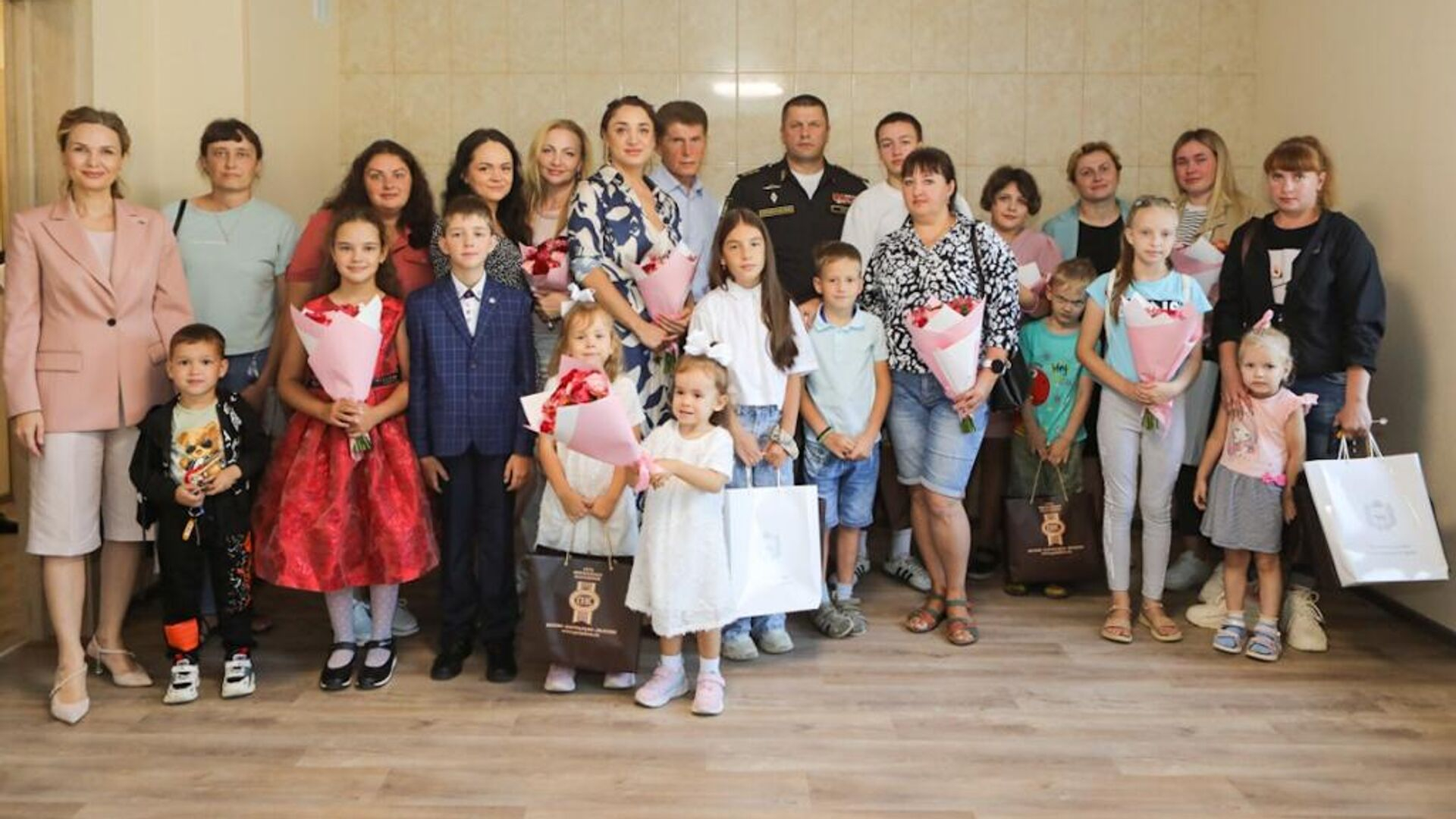 Во Владивостоке семьям погибших участников СВО выдали ключи от новых квартир