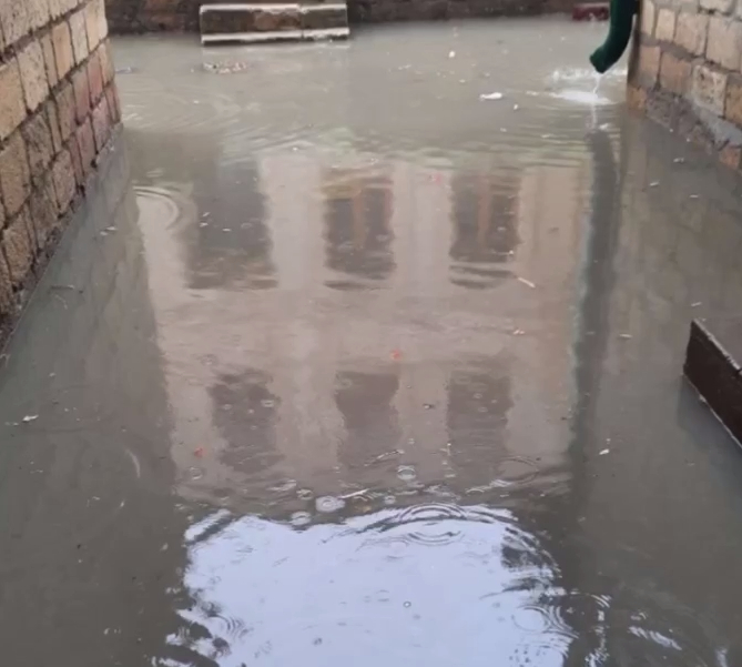 Жители Дербента по колено в воде перебираются по улицам города