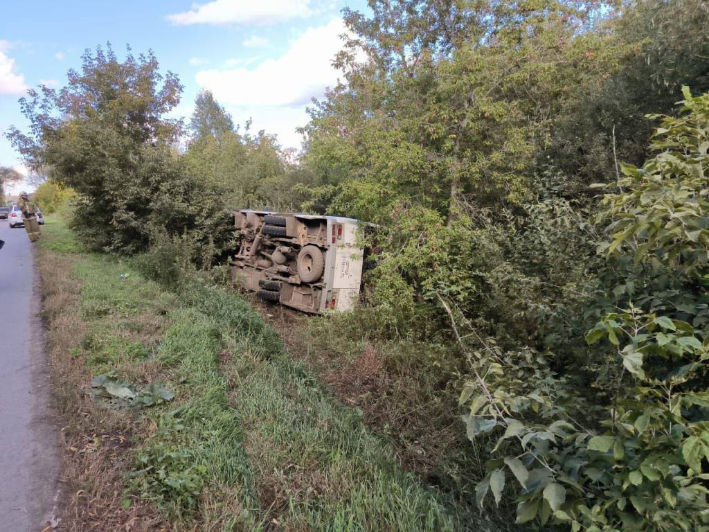 В Омской области перевернулся автобус с людьми