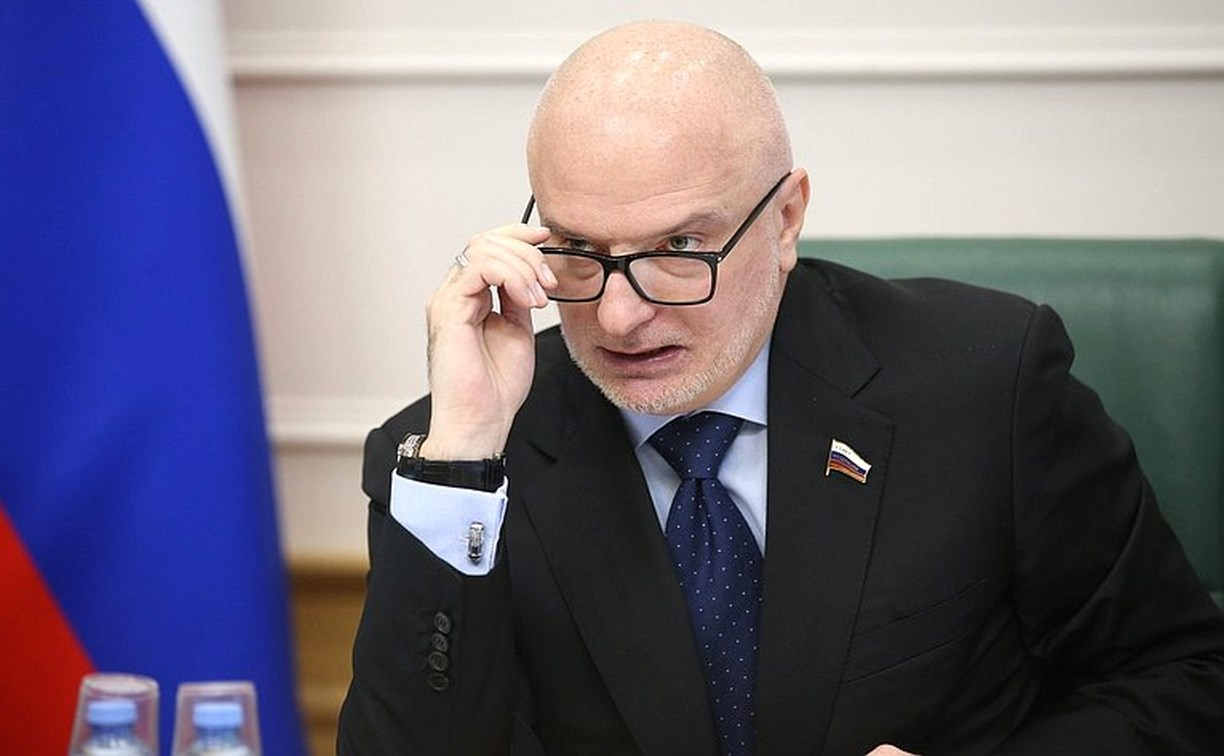 Клишас призвал жестко ответить на запрет россиянам въезжать на личных авто в ЕС